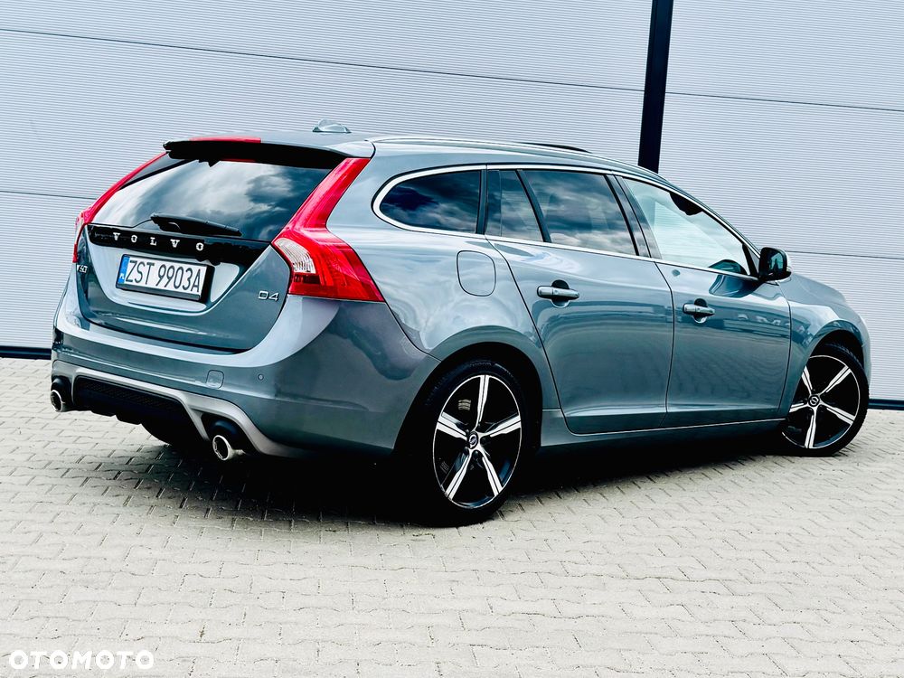 Volvo V60 D4 Geartronic R-Design - 24