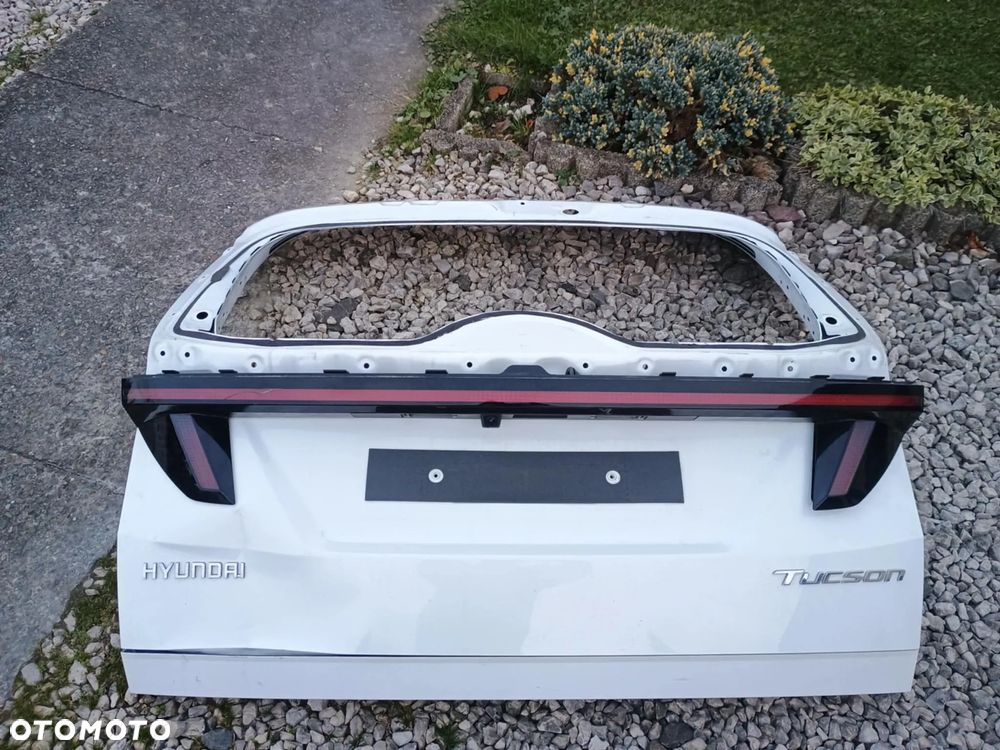 Tylna klapa z listwą - 1