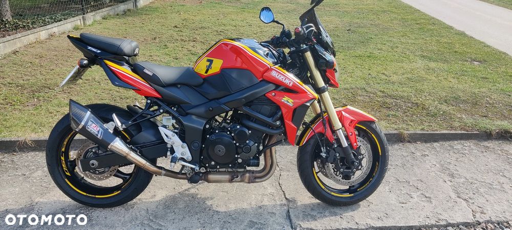 Suzuki GSR - 2