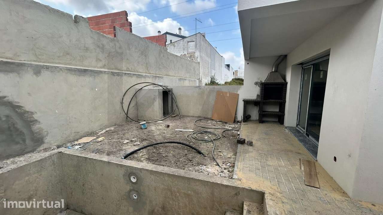 Moradia Geminada T3 Nova com Piscina | Fernão Ferro - Grande imagem: 5/28