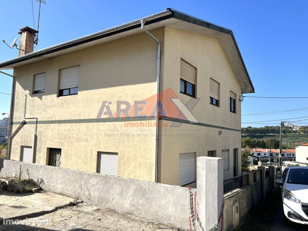 Moradia isolada, implantada em lote com 610m2. Excelente exposição ... - Grande imagem: 3/33