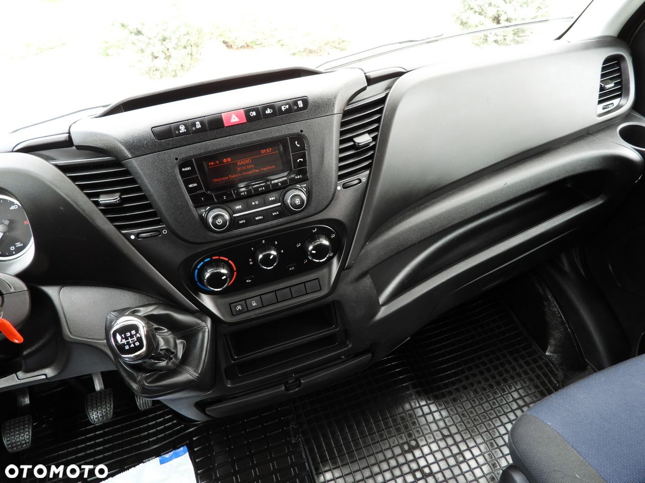 Iveco DAILY 35C14 WYWROTKA PODWÓJNA KABINA DOKA 6 MIEJSC TEMPOMAT BLIŹNIACZE KOŁA KLIMATYZACJA  140KM - 32
