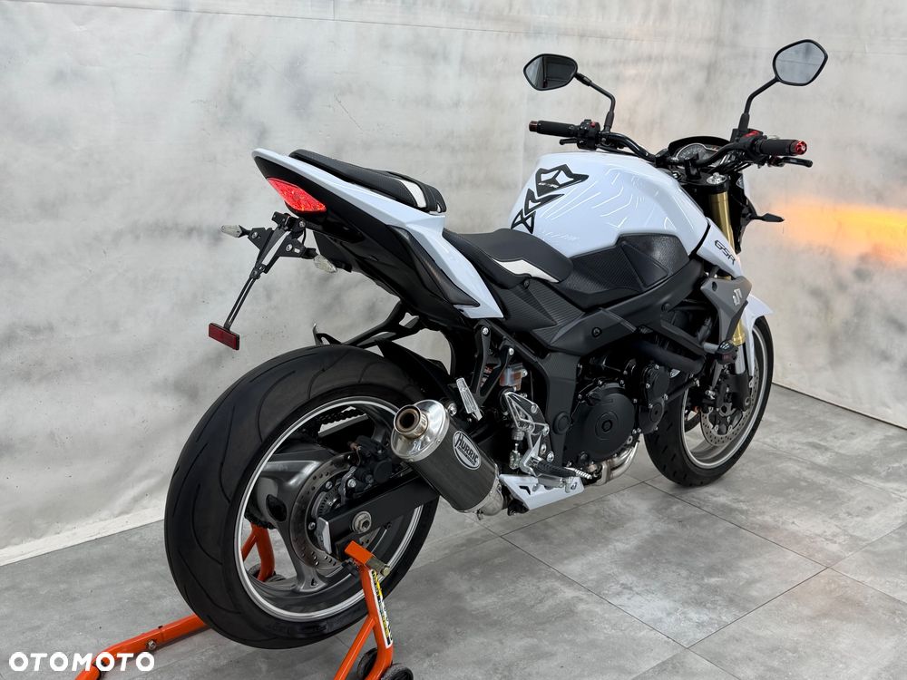Suzuki GSR - 7