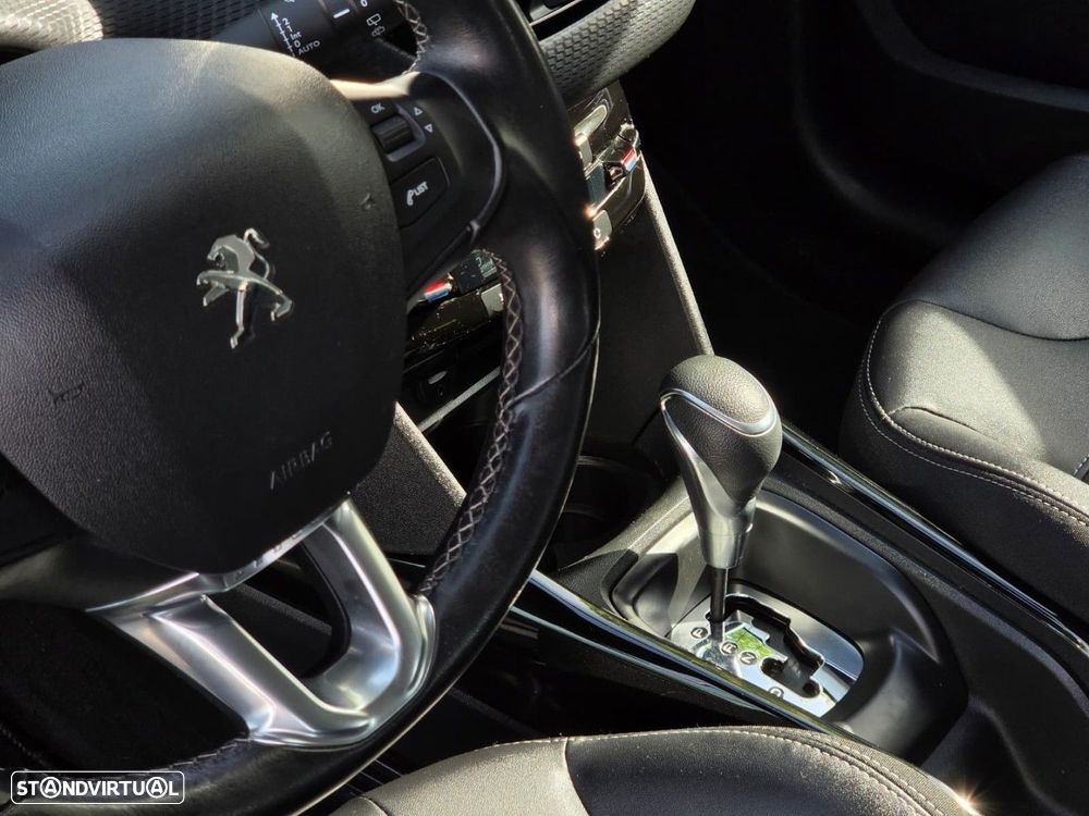 Peugeot 2008 1.2 PureTech Allure EAT6 - 19