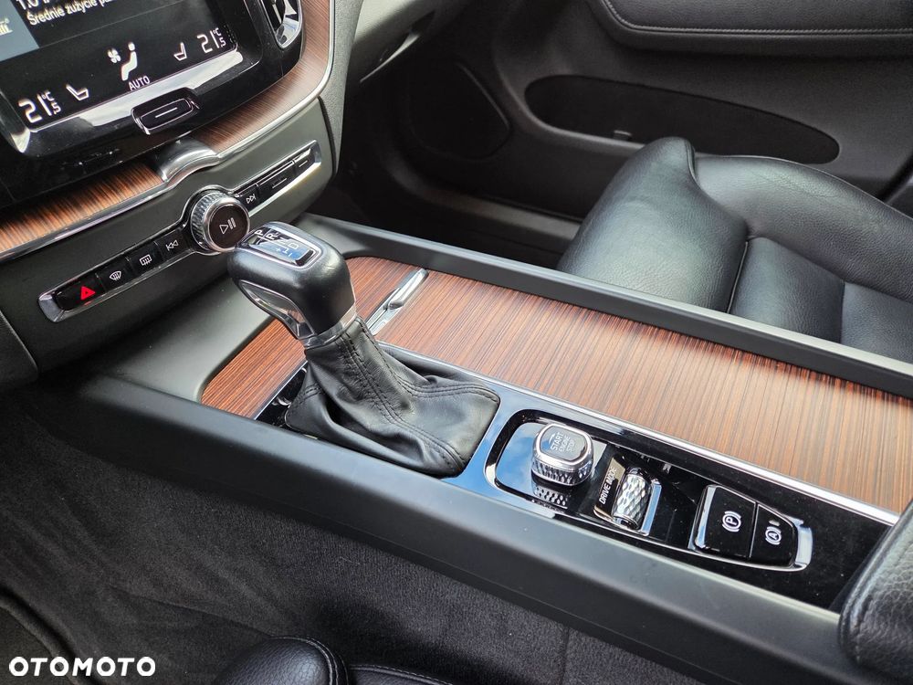 Volvo XC 60 D4 Momentum Pro - 21