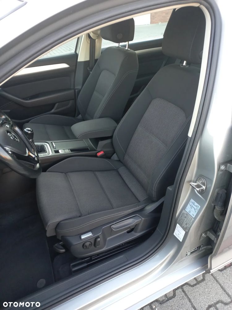 Volkswagen Passat - 12
