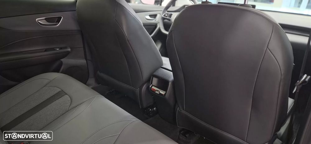 MG MG4 64 kWh Luxury - 48