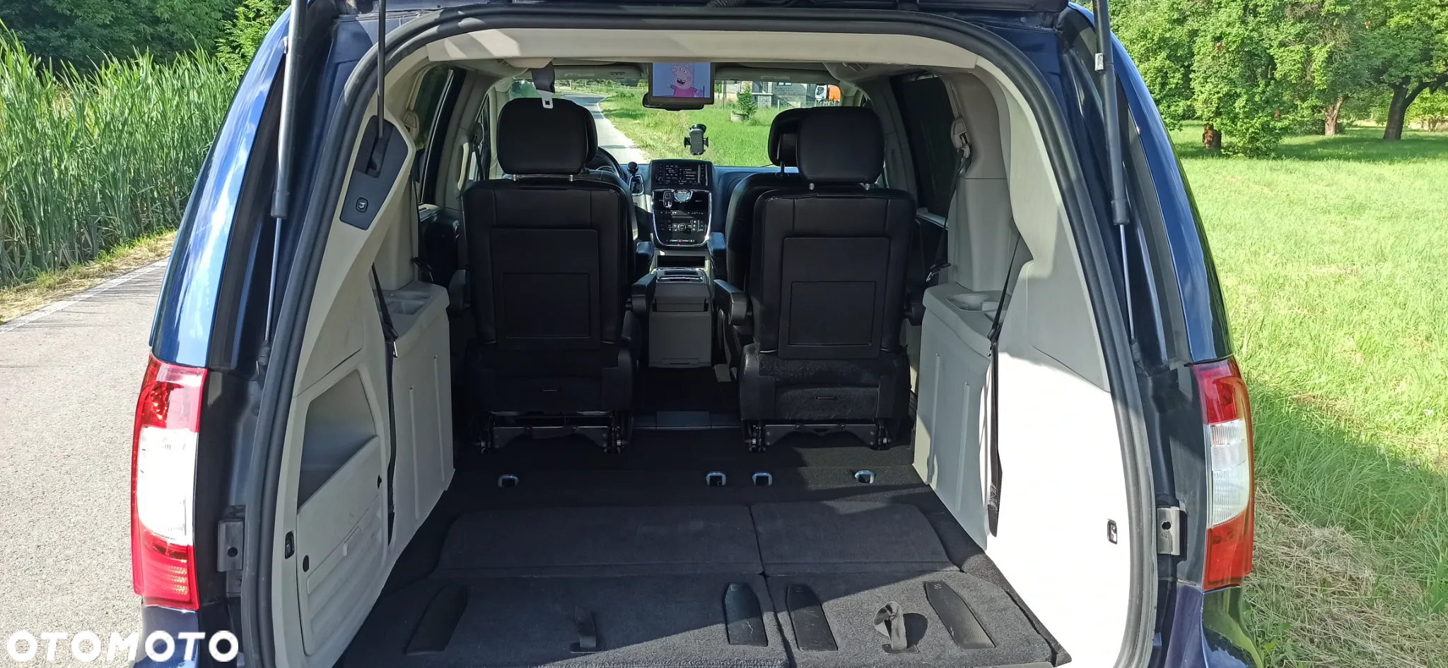 Chrysler Town & Country - 18