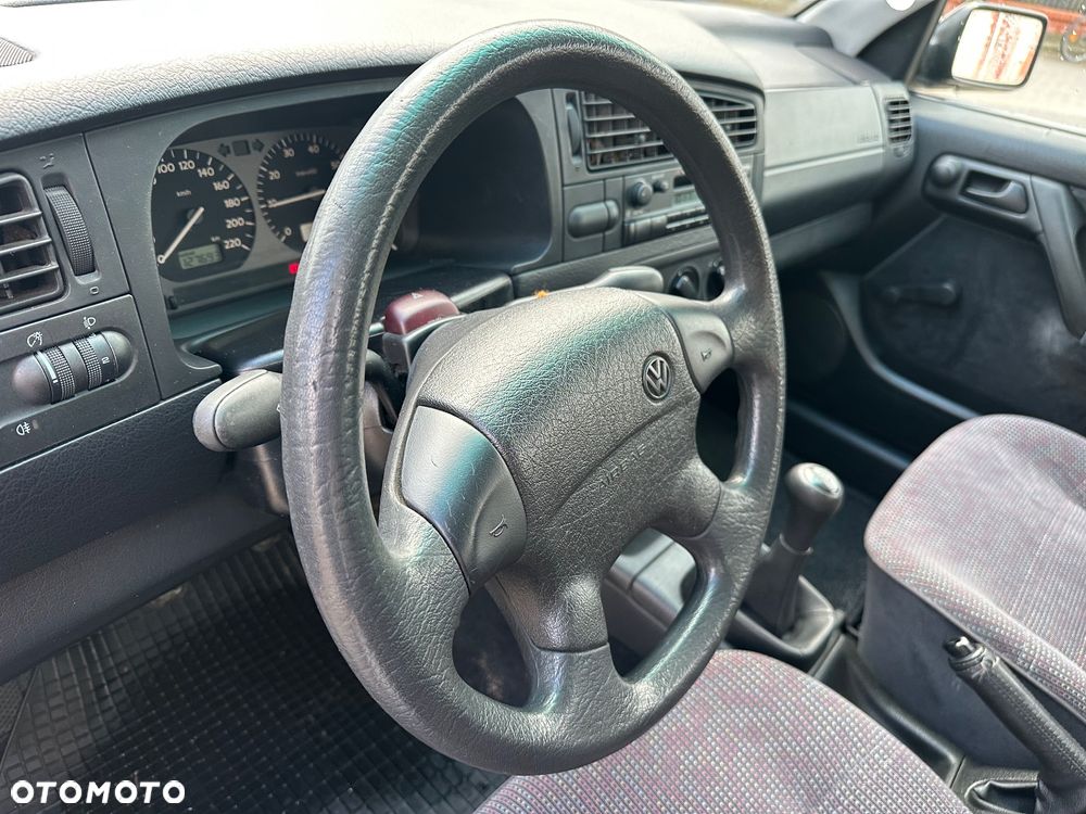 Volkswagen Vento 1.8 GL - 35