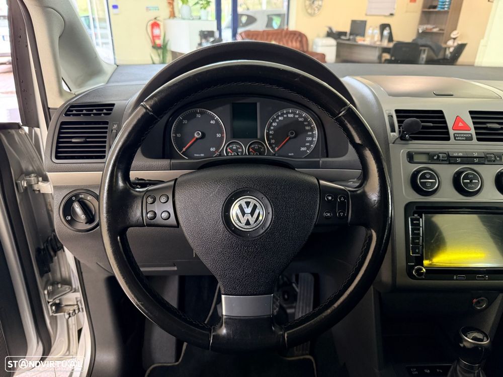 VW Touran 2.0 TDI Highline 7L - 16