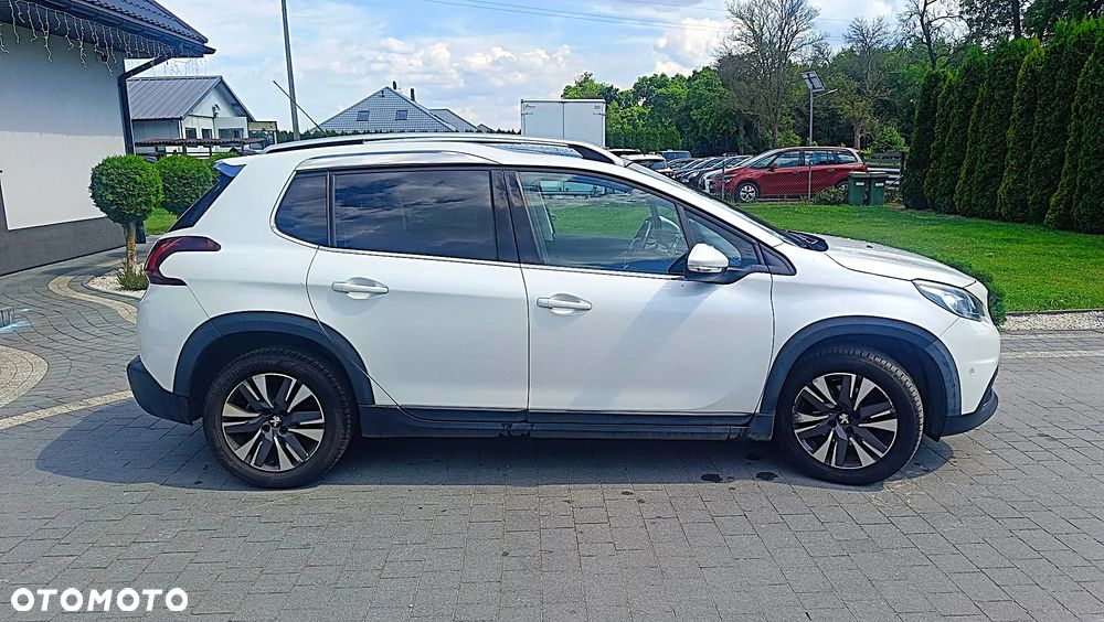 Peugeot 2008 1.2 Pure Tech GPF Signature S&S - 9