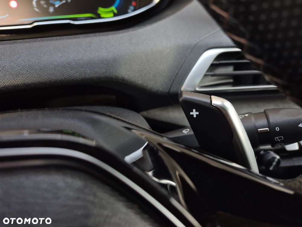 Peugeot 3008 1.6 PureTech HYbrid GT Line S&S EAT8 - 18