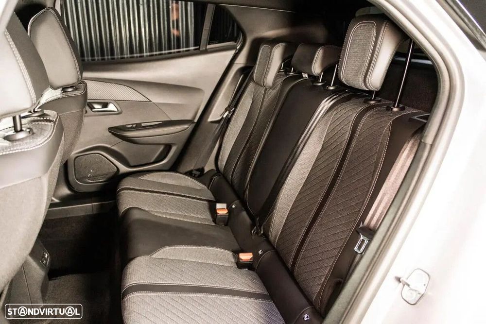 Peugeot e-2008 54 kWh Allure - 42