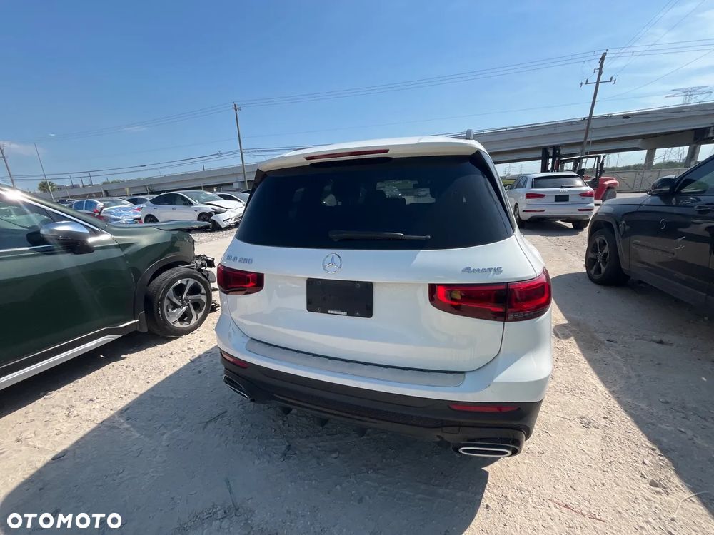 Mercedes-Benz GLB - 12
