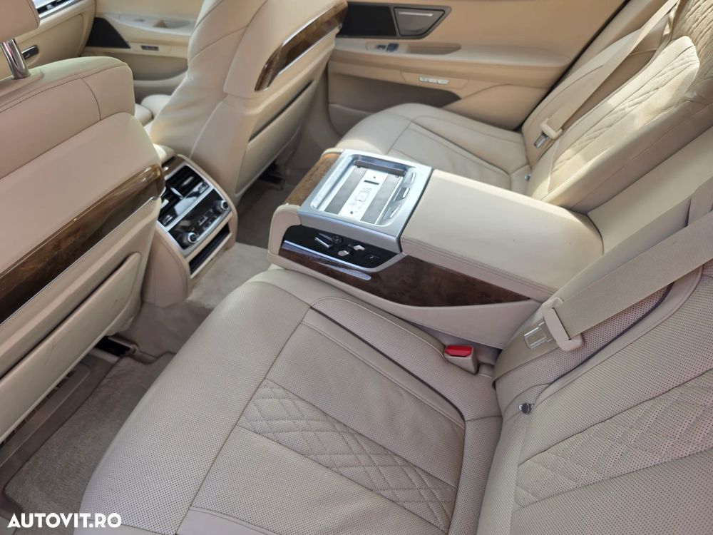 BMW Seria 7 740e iPerformance - 13