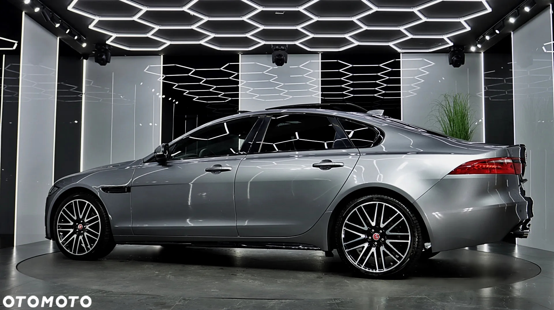 Jaguar XF 2.0 T AWD R-Sport - 5