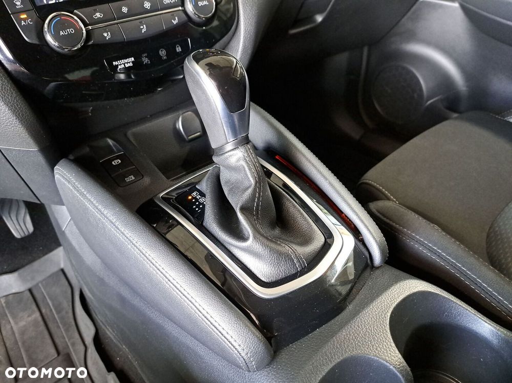 Nissan Qashqai 1.3 DIG-T N-Connecta DCT - 28