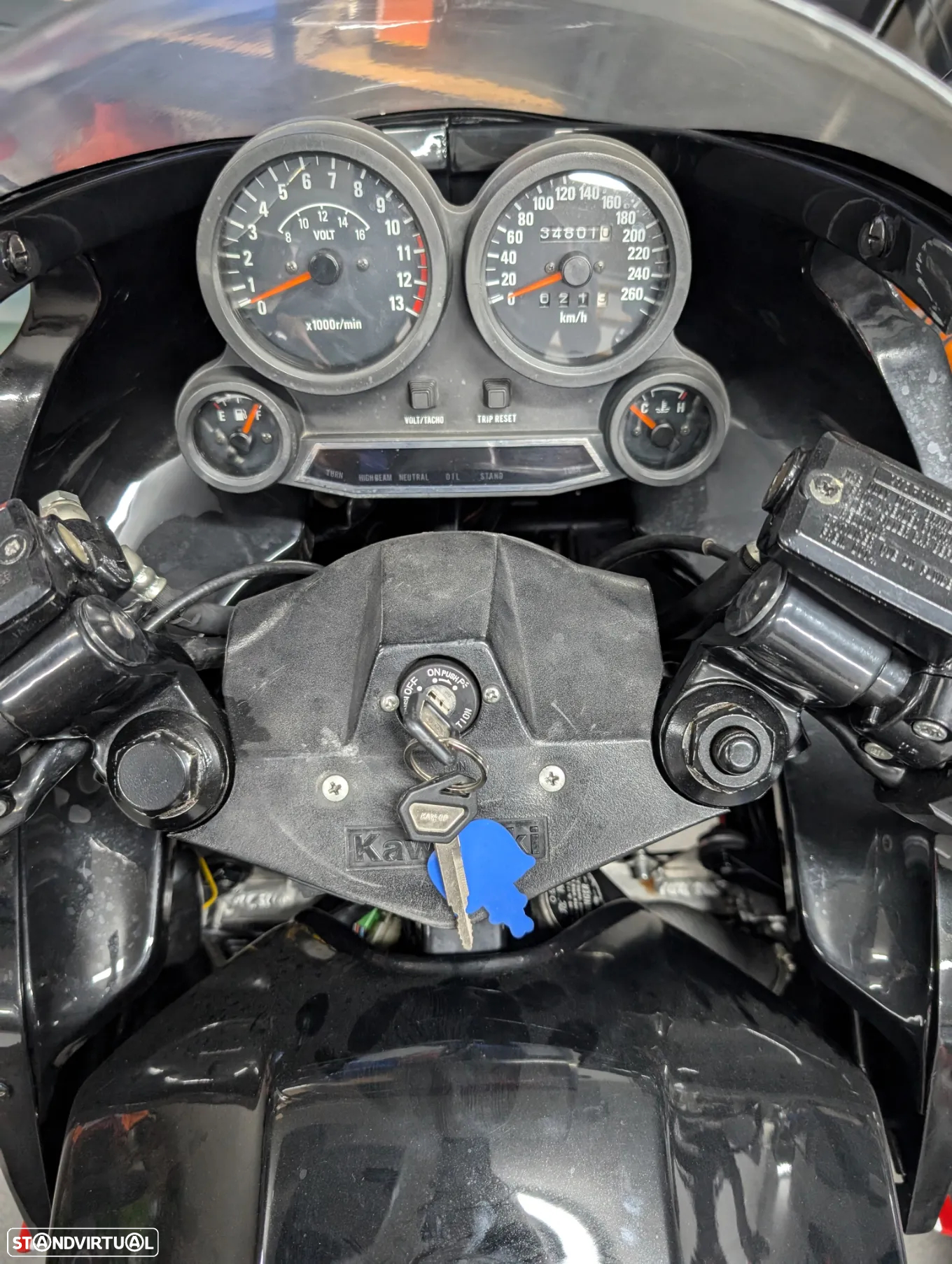 Kawasaki GPZ 900R - 9
