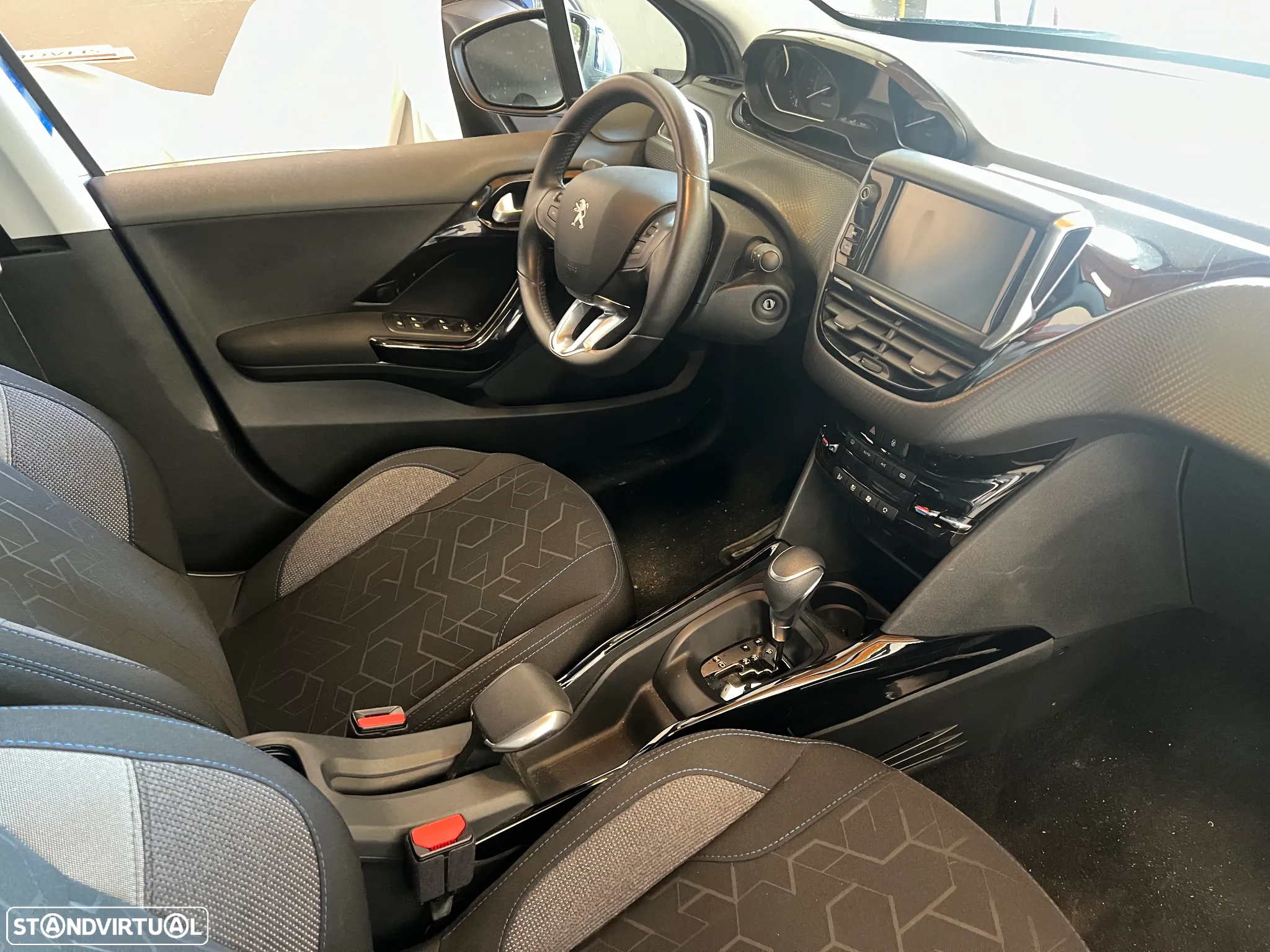 Peugeot 2008 1.2 PureTech Signature EAT6 - 4