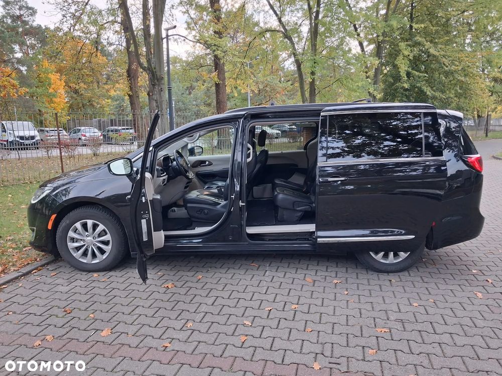 Chrysler Pacifica - 12