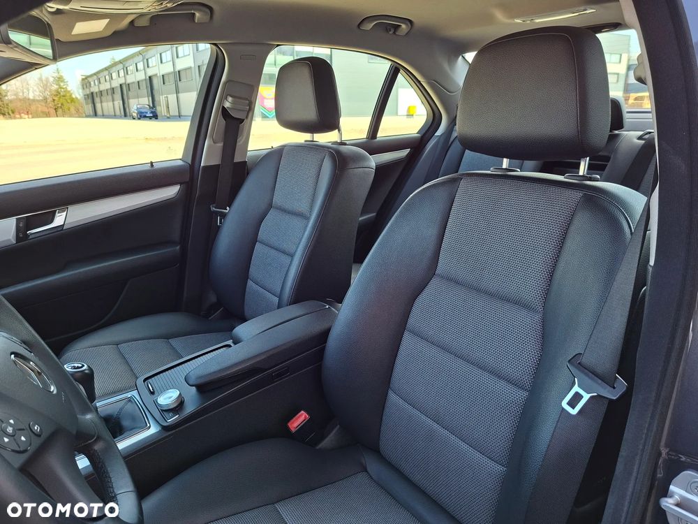 Mercedes-Benz Klasa C 180 CGI BlueEFFICIENCY Avantgarde - 15