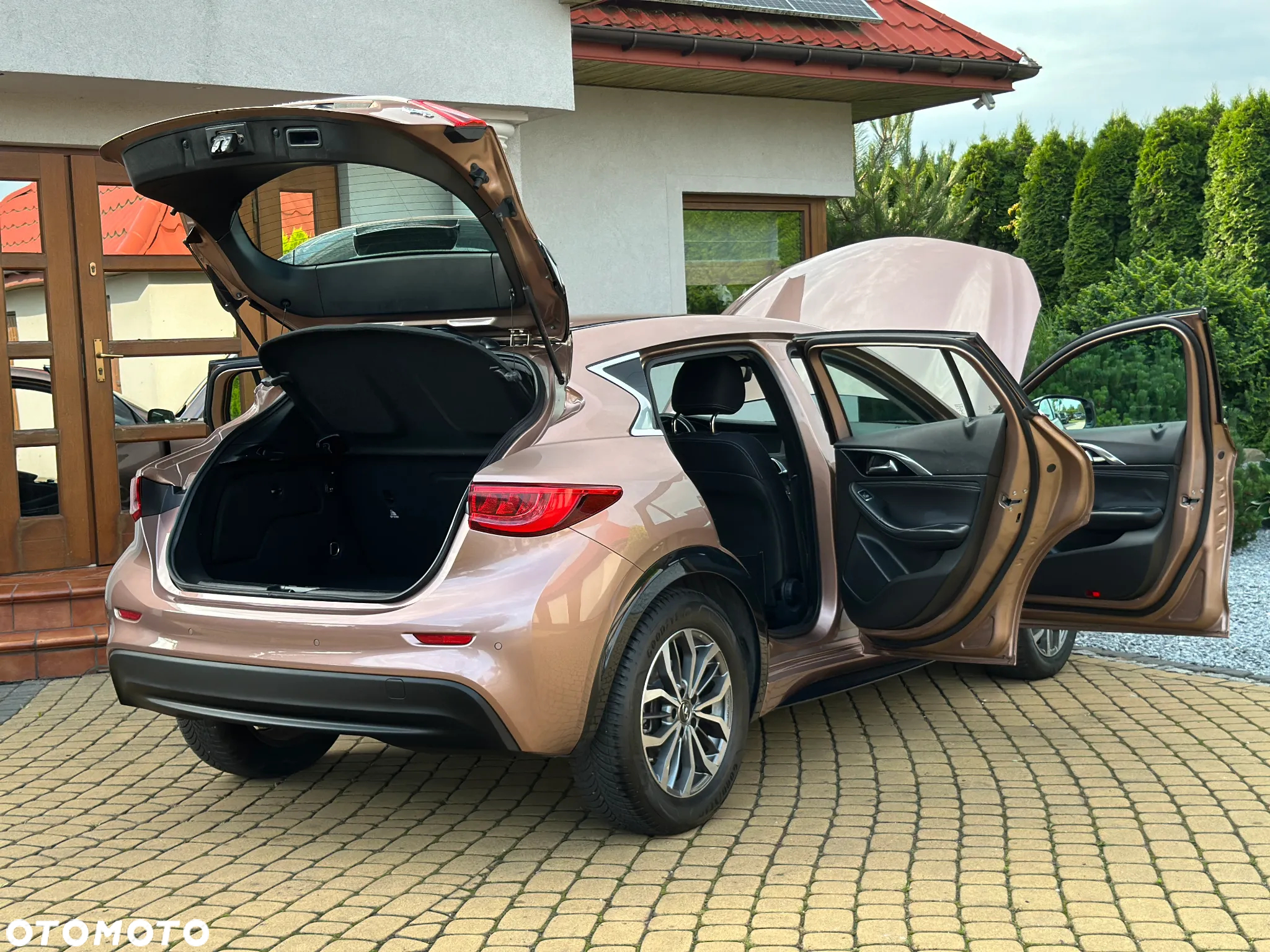 Infiniti Q30 1.5d Premium Tech Cafe Teak - 34