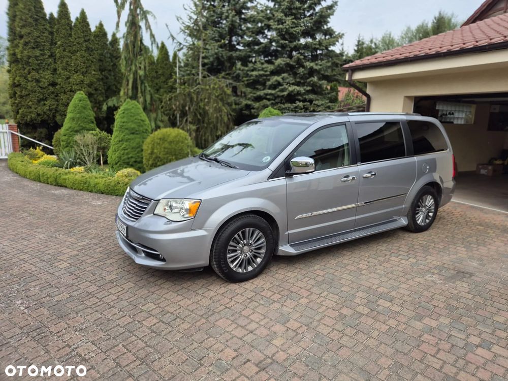 Chrysler Town & Country - 2