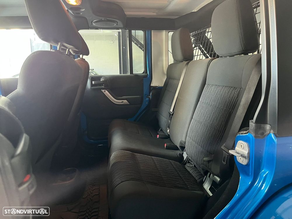 Jeep Wrangler Unlimited 2.8 CRD DPF Auto Sport - 21