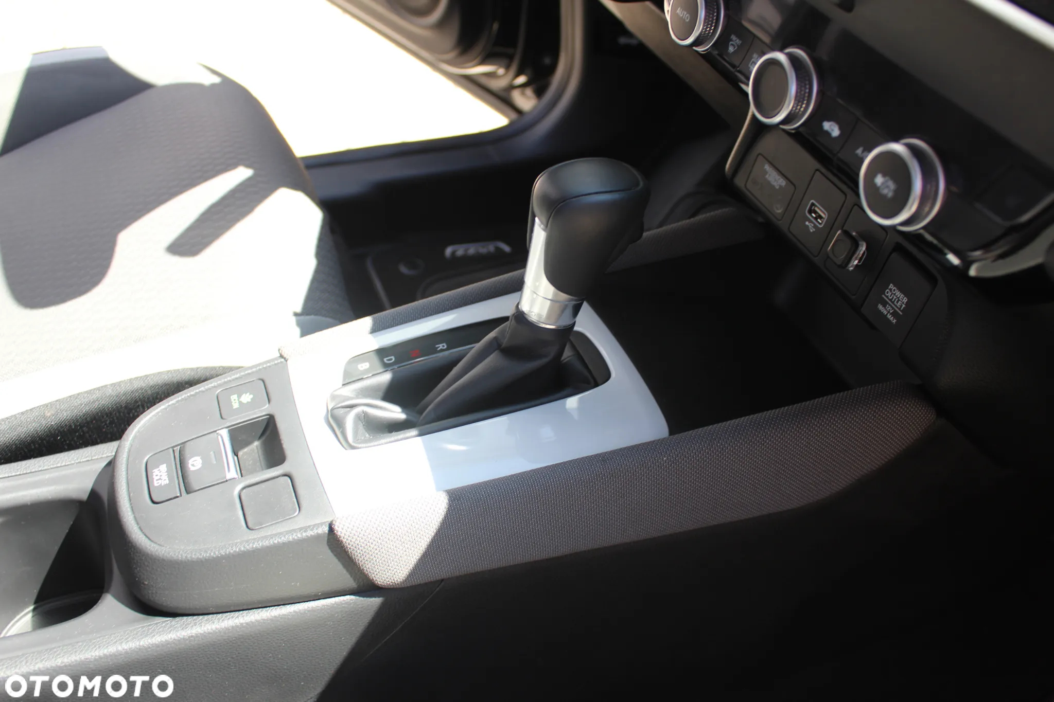 Honda Jazz 1.5 i-MMD Executive Crosstar (Czarny Dach) - 28