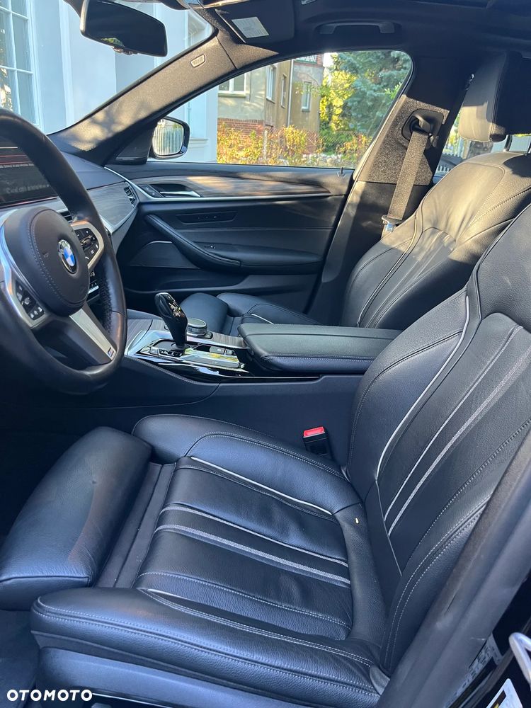 BMW Seria 5 M550i xDrive sport - 26