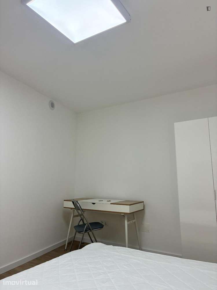 Quarto - localizado em Aveiro - Grande imagem: 4/13
