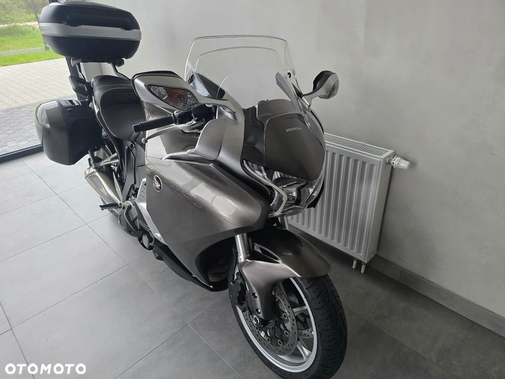 Honda VFR - 25