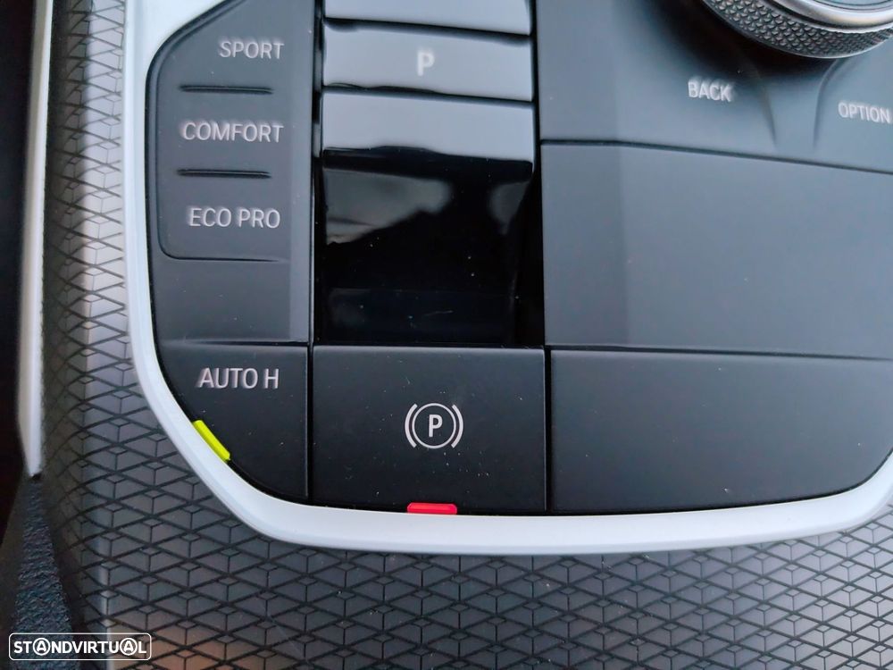 BMW 320 d Pack Desportivo M Auto - 31