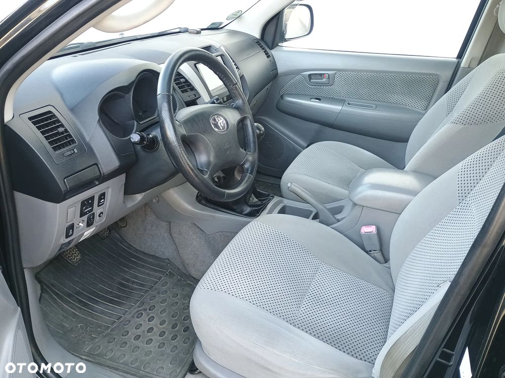 Toyota Hilux 2.5 D-4D DLX + - 8