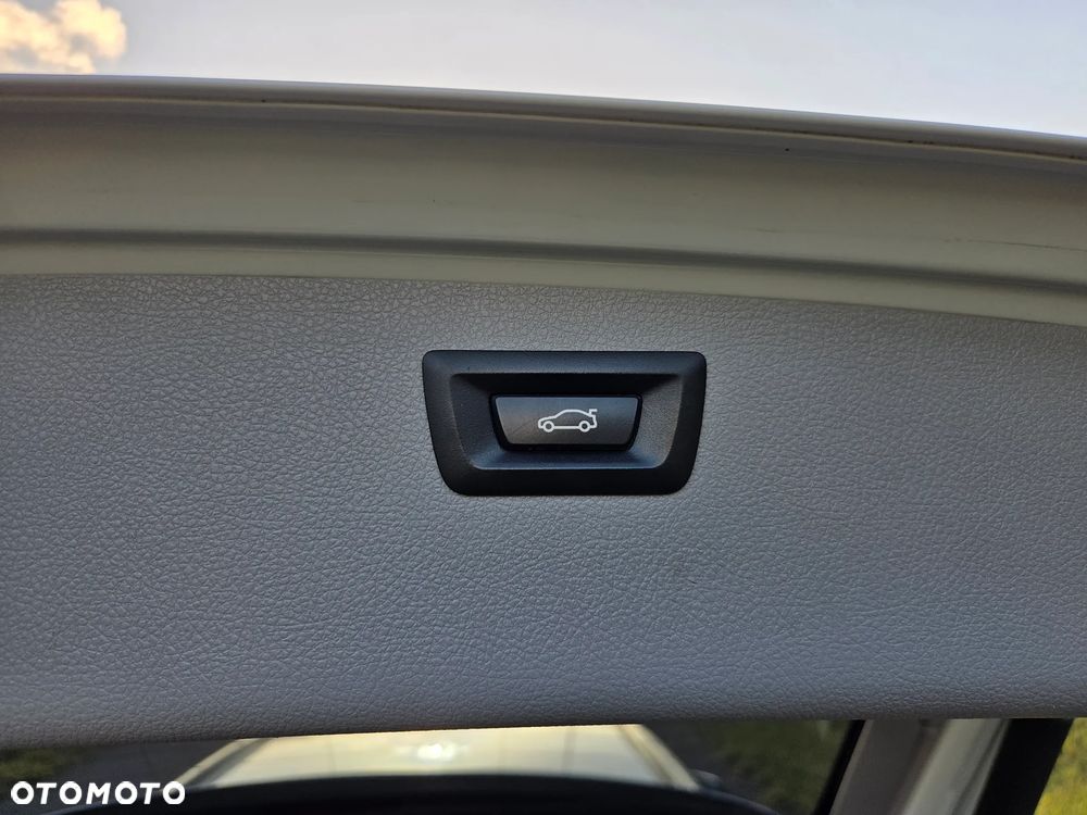 BMW Seria 3 318d xDrive - 26