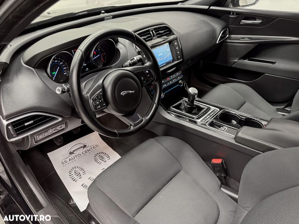 Jaguar XE 2.0 Pure - 22