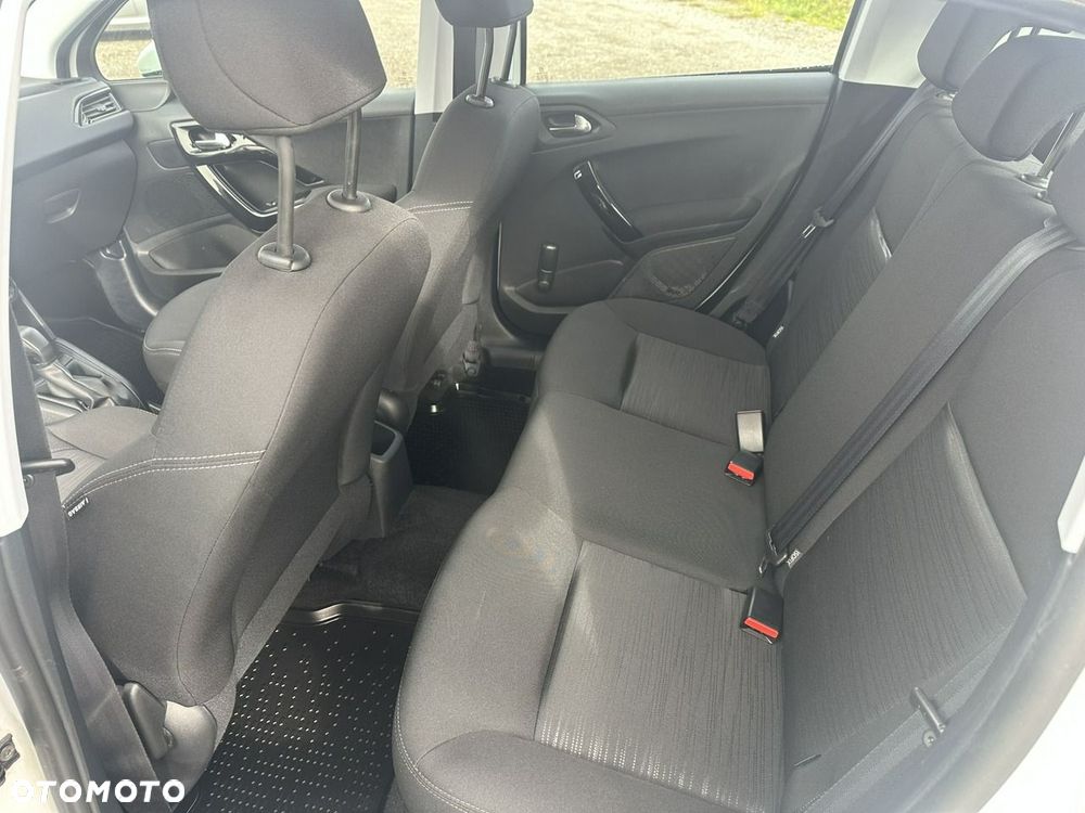 Peugeot 208 - 23