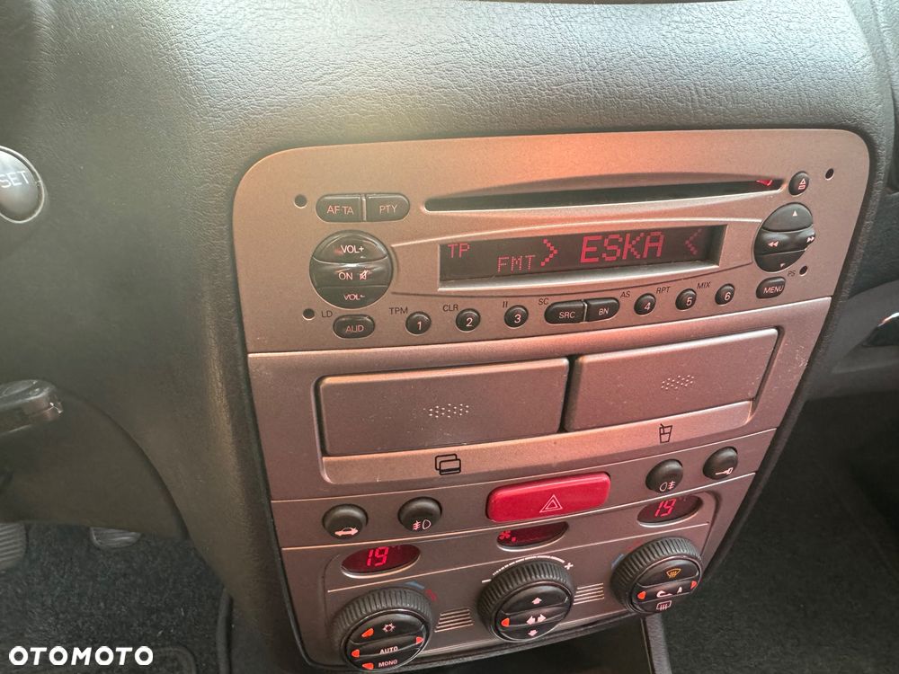 Alfa Romeo 147 1.9 JTD 8V M-Jet DPF Distinctive - 9