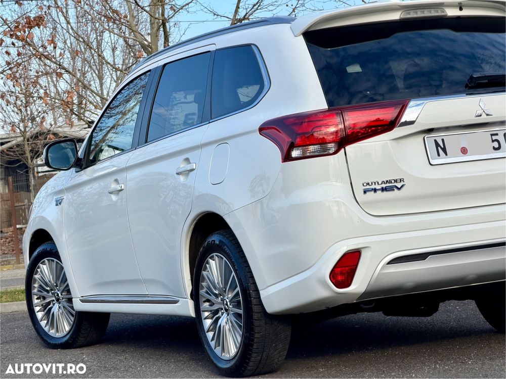 Mitsubishi Outlander 2.4 4WD Plug-In Hybrid - 23