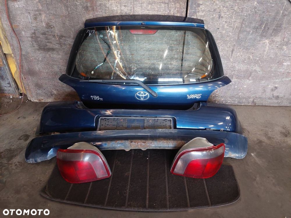 KOMPLETNY TYŁ KLAPA BAGAŻNIKA ZDERZAK TYŁ LAMPY TOYOTA YARIS I 8P4 - 1