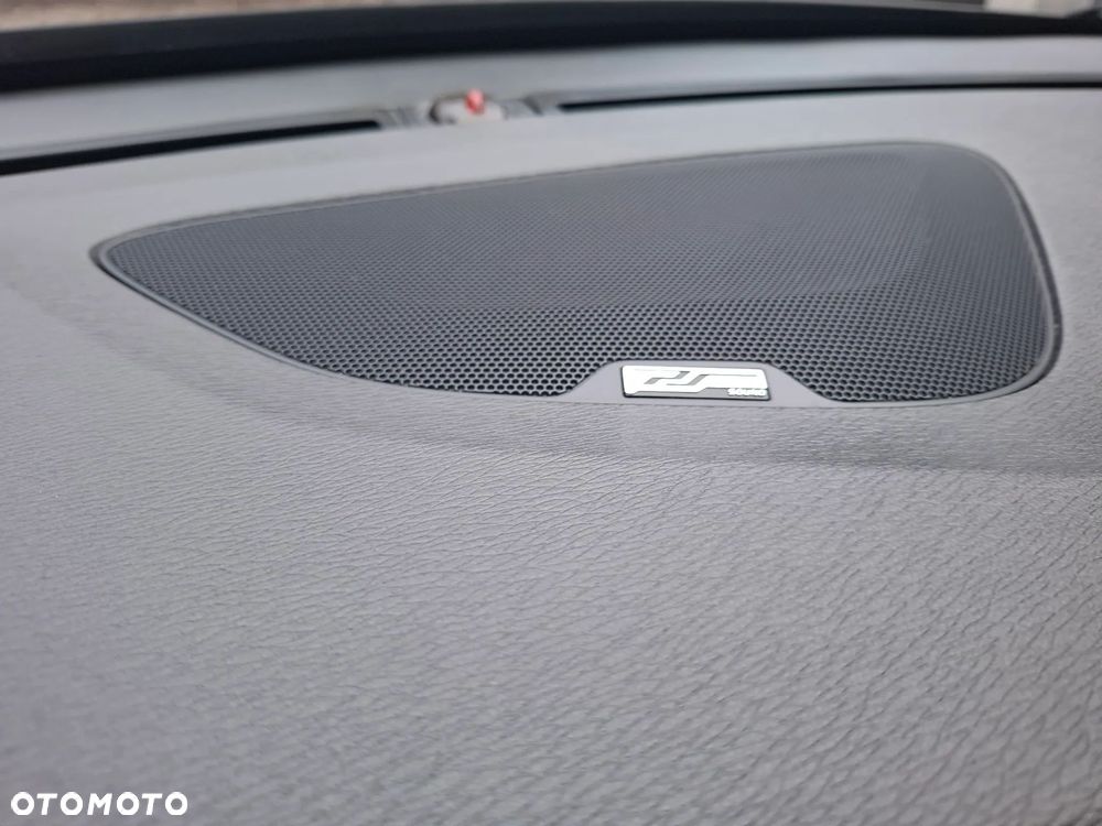 Volvo V60 D6 AWD Plug-in Hybrid R-Design Summum - 25