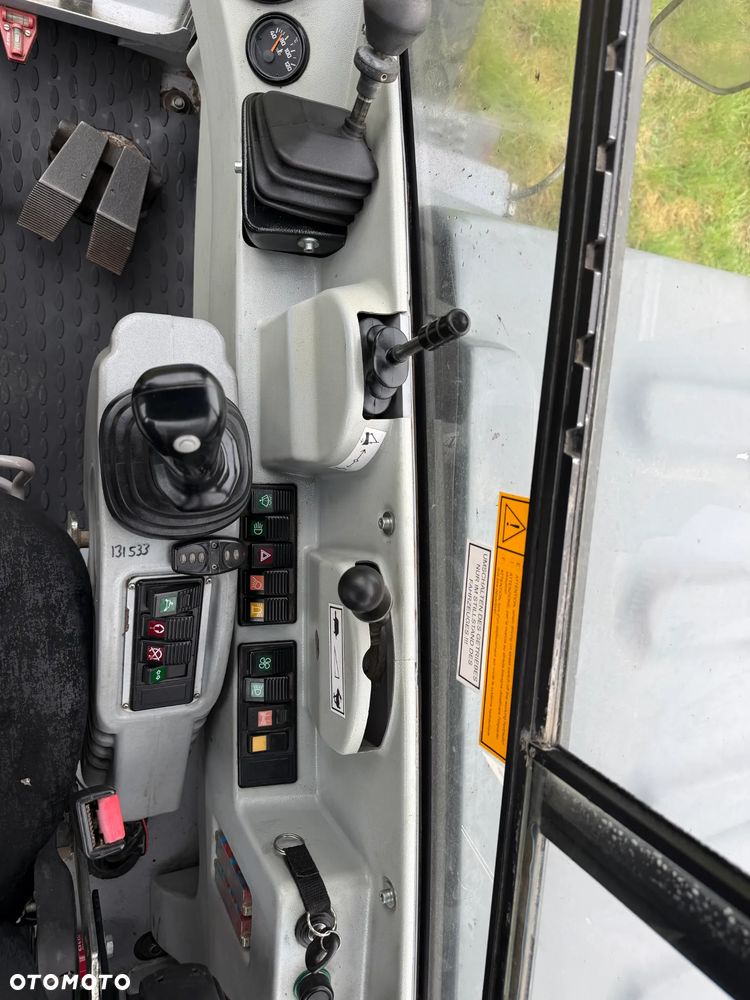 Wacker Neuson 6503 Koparka Kołowa 7ton. Nowe Podwójne Opony z felgami dodatkowe! Niski Przebieg. Maszyna w Bardzo ładnym Stanie. Pochodzi z Komuny Norweskiej. Silnik YANMAR 65KM. Zero luzów wycieków 2 łyżki Okazja. Maszyna pracowała sporadycznie przy lekkich pracach publicznych. Zero zużycia. Dekra 2026r Dokumentacja. Stabilizatory. Zamki na tłokach. 3 sekcje Hydrauliczne. Szybka wolna Jazda. Silnik YANMAR - 15