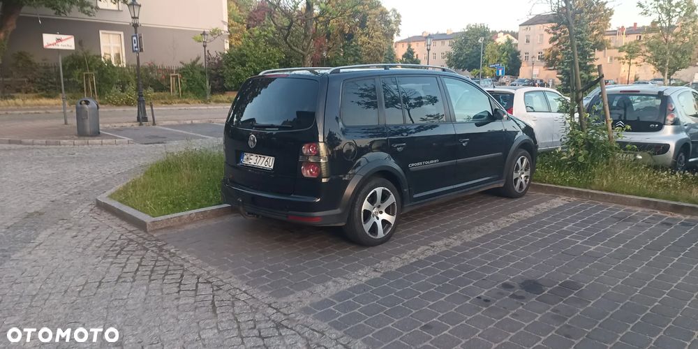 Volkswagen Touran 2.0 TDI DPF Cross DSG - 4