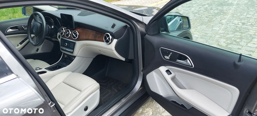 Mercedes-Benz GLA 250 4Matic 7G-DCT UrbanStyle Edition - 15