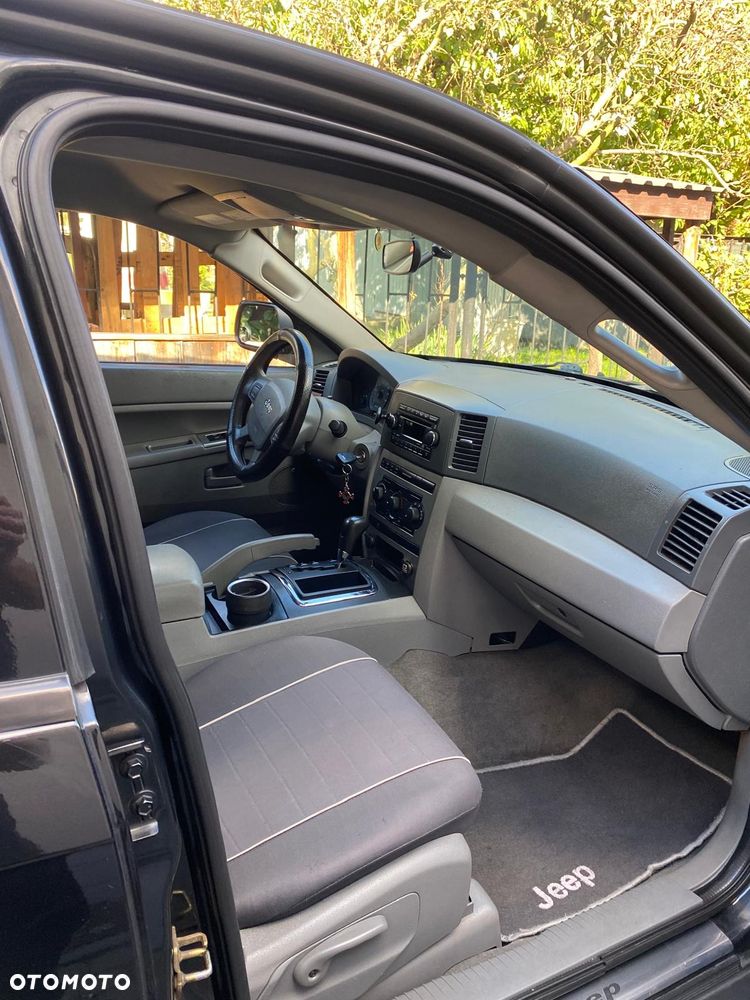 Jeep Grand Cherokee - 24