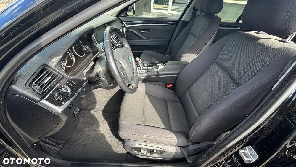 BMW Seria 5 530d xDrive Touring - 16
