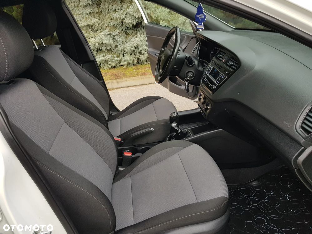 Hyundai i20 blue 1.2 Trend - 24