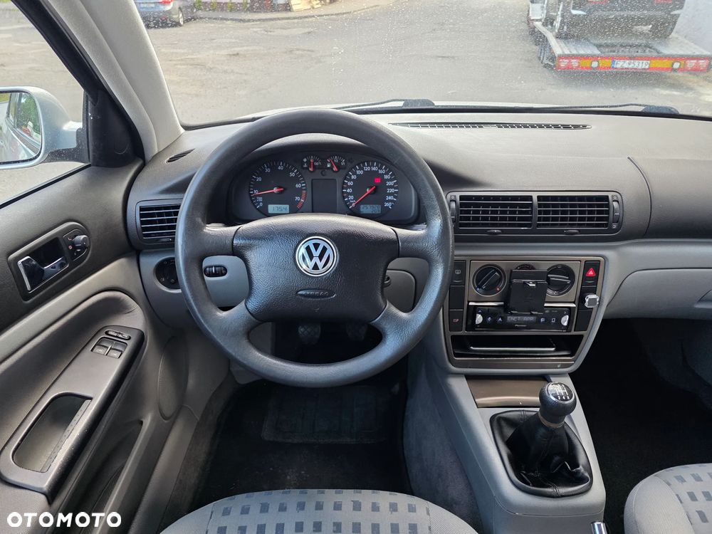 Volkswagen Passat 1.6 Comfortline - 25