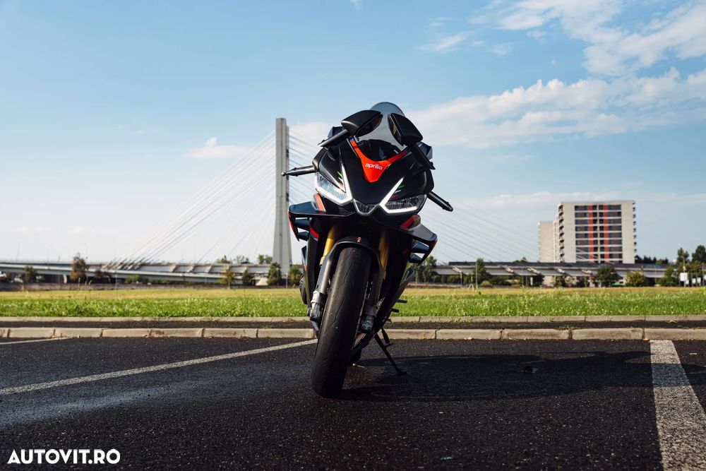 Aprilia RSV-4 Factory - 3
