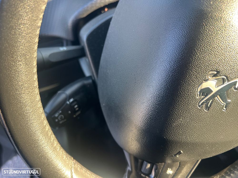 Peugeot 2008 1.2 PureTech Style - 30